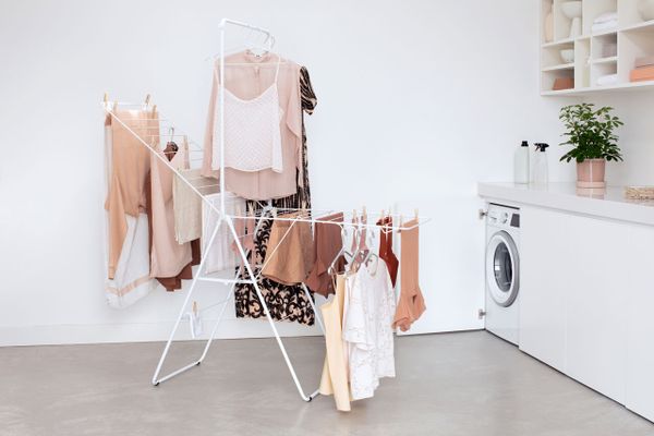 Как высушить одежду на воздухе и сохранить ее без морщин