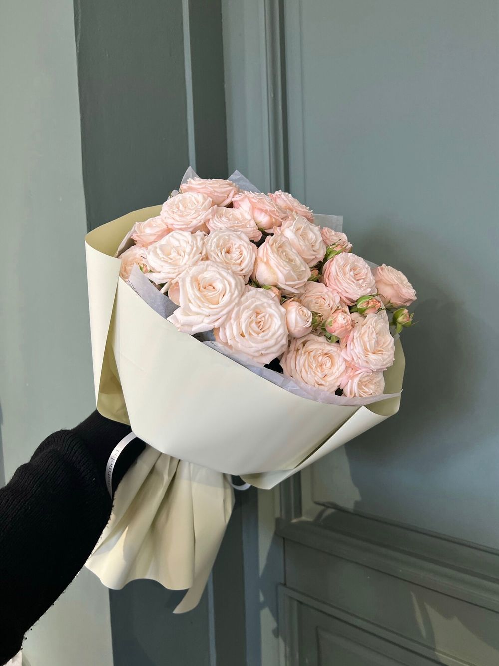 Букет из кустовой пионовидной розы в оформлении - крупный бутон Бомбастик