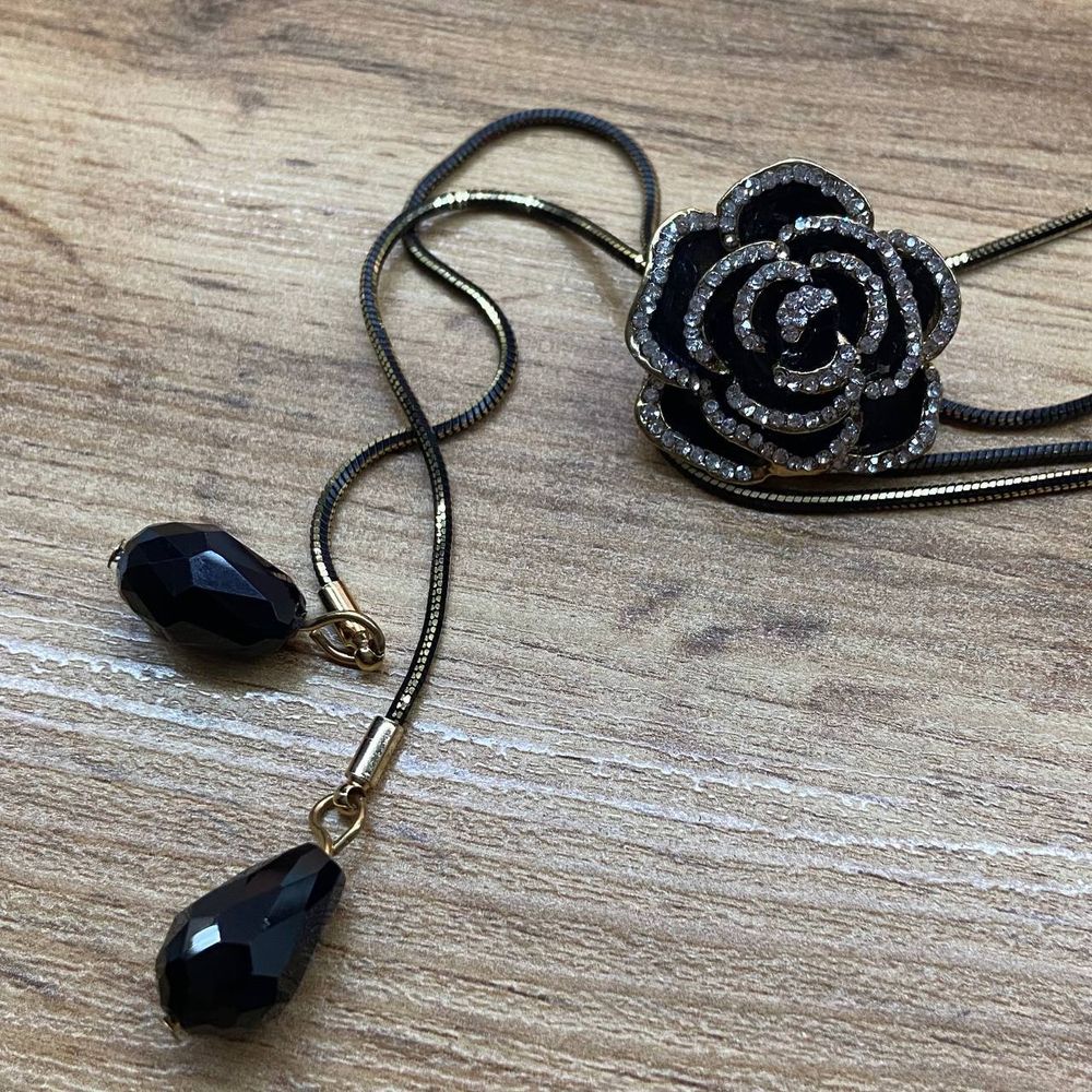 Кулон Роза эмаль черная стразы на цепочке с двумя концами бусинки металл золотистый черненый
