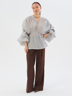 Топ из жатки с объемными рукавами серый