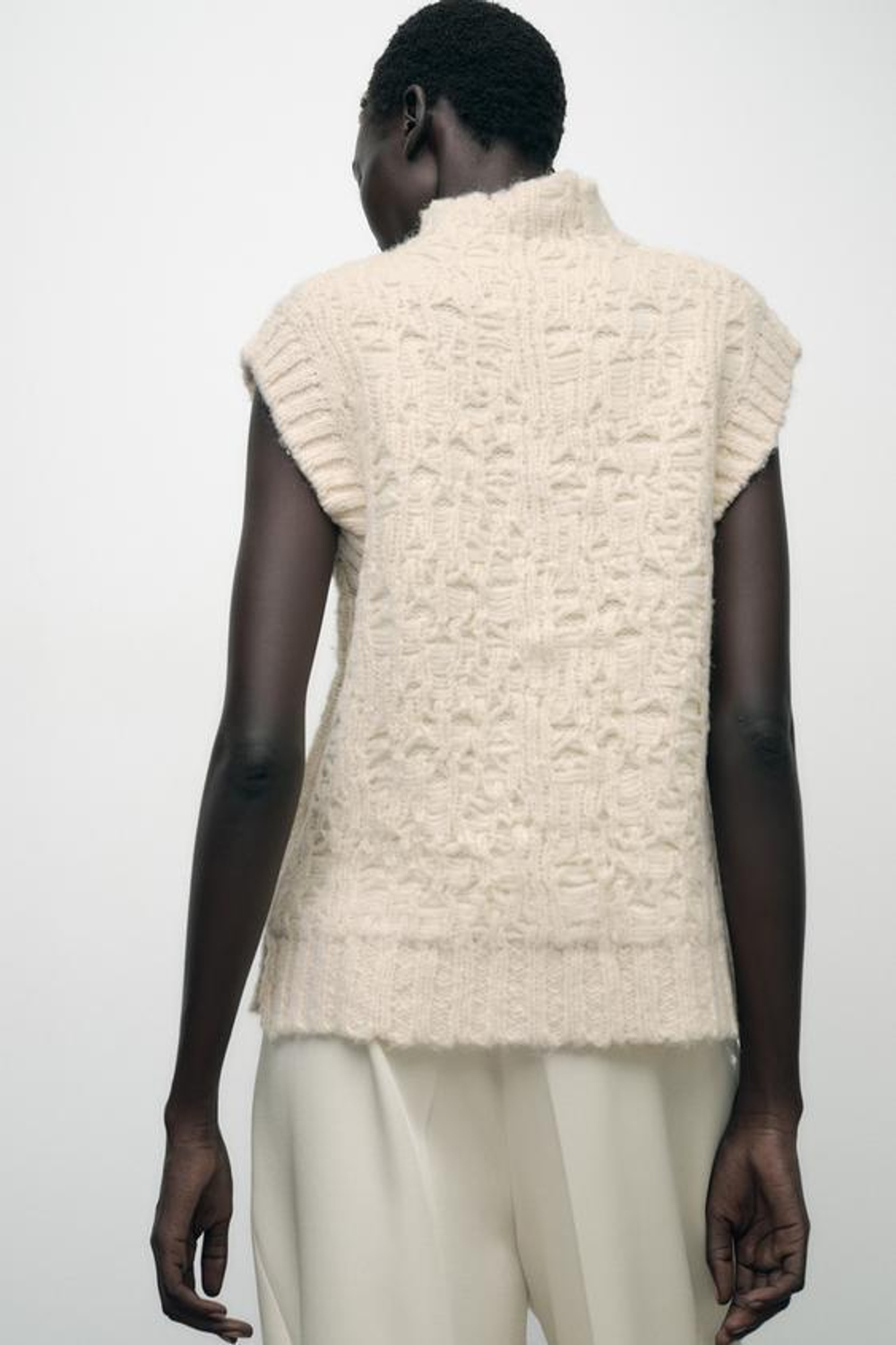 ZARA ТРИКОТАЖНЫЙ ЖИЛЕТ С РЕЛЬЕФНЫМ УЗОРОМ, ЭКРЮ