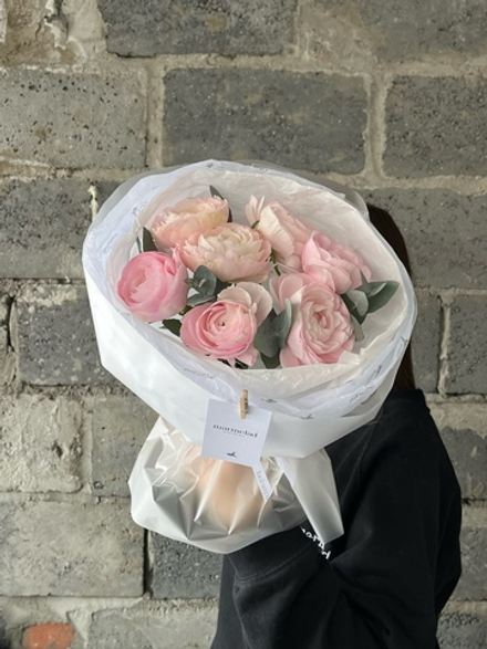 Букет из ранункулюсов в матовом оформлении