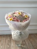 Сборный букет из кустовой пионовидной розы, одноголовой пионовидной розы, ромашки, диантусов и озотамнуса