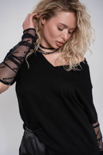 Футболка из легкой ткани с гипюровыми вставками на спине