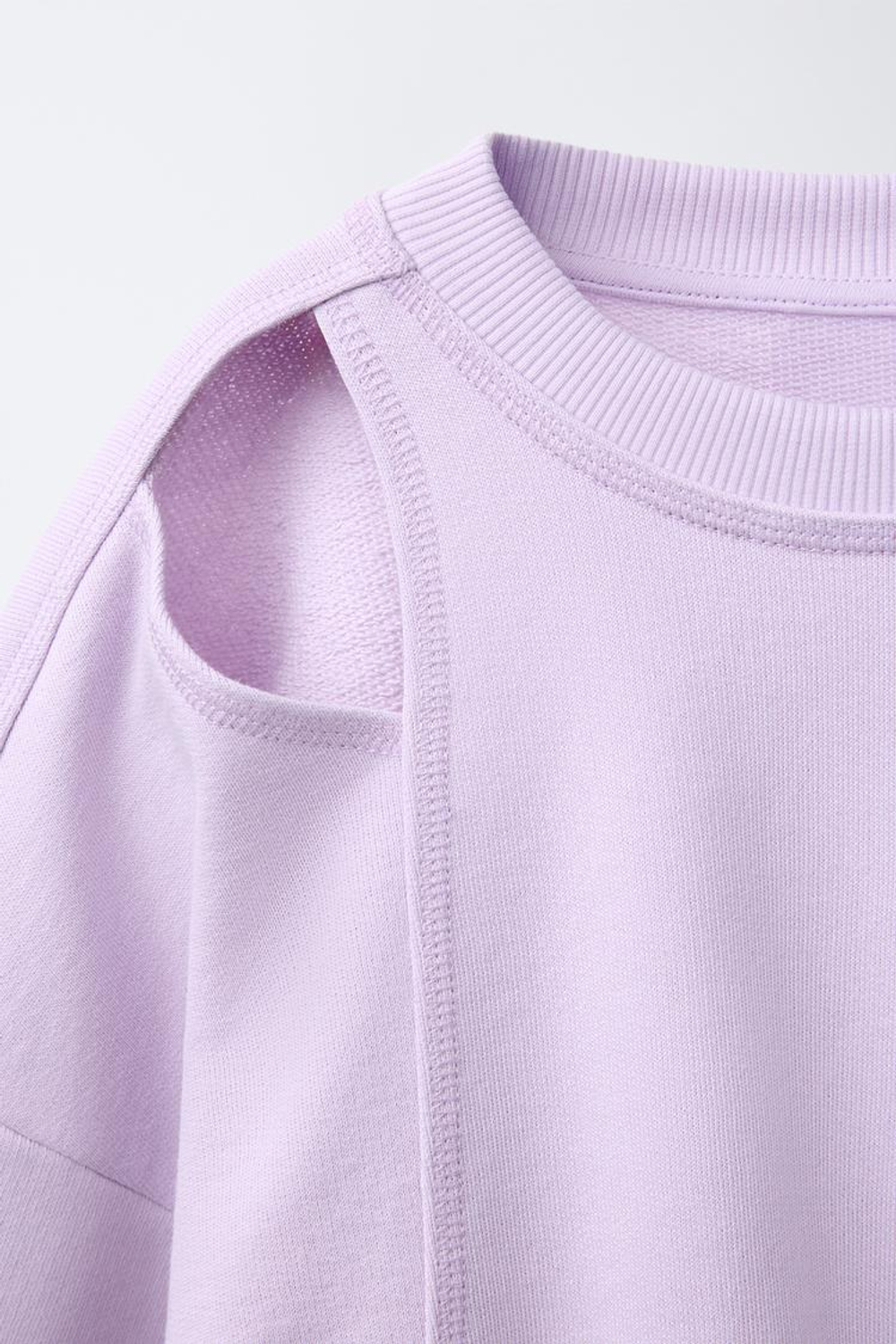 ZARA ТОЛСТОВКА С ВЫРЕЗАМИ, ЦВЕТ МАЛЬВЫ