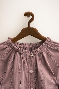 ZARA ZARA TIMELESS — БЛУЗА СО ШВЕЙЦАРСКОЙ ВЫШИВКОЙ, БЛЕДНО-ЛИЛОВЫЙ