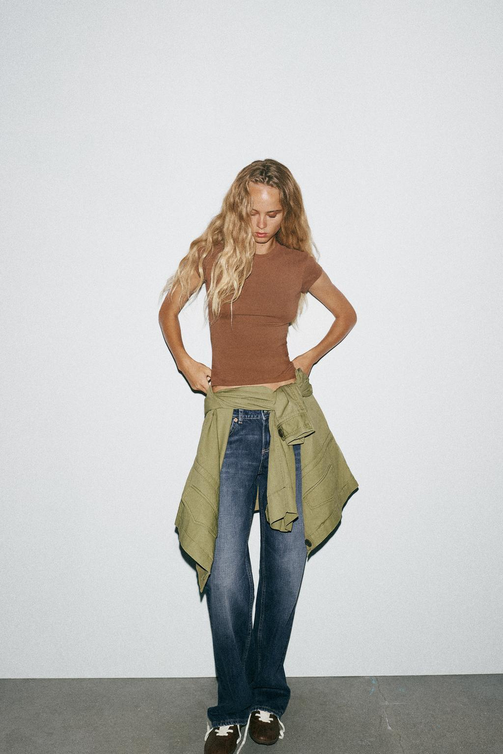 ZARA ФУТБОЛКА ОБЛЕГАЮЩЕГО КРОЯ С КОРОТКИМИ РУКАВАМИ, КОРИЧНЕВЫЙ