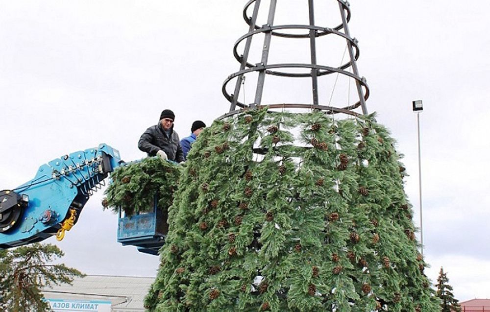 Монтаж большой Уличной ёлки