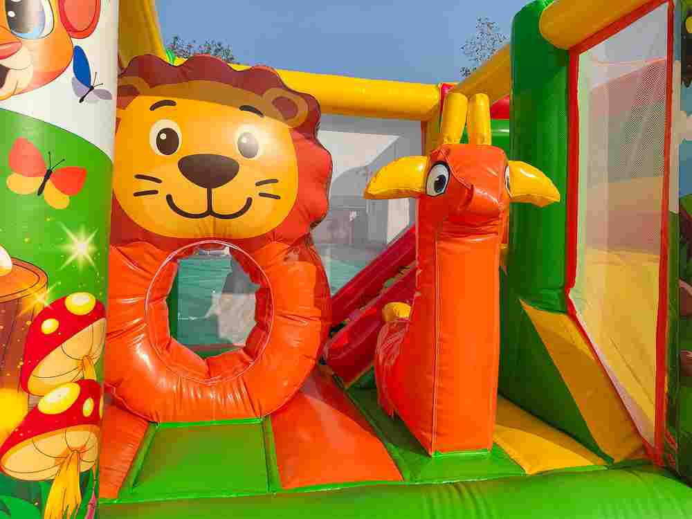 Коммерческий надувной батут «Мини джунгли» с горкой, 4*3,5*2,6 м.