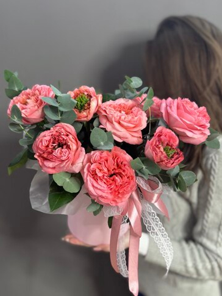 Композиция с розами сорта «Мандарин» и веточками эвкалипта