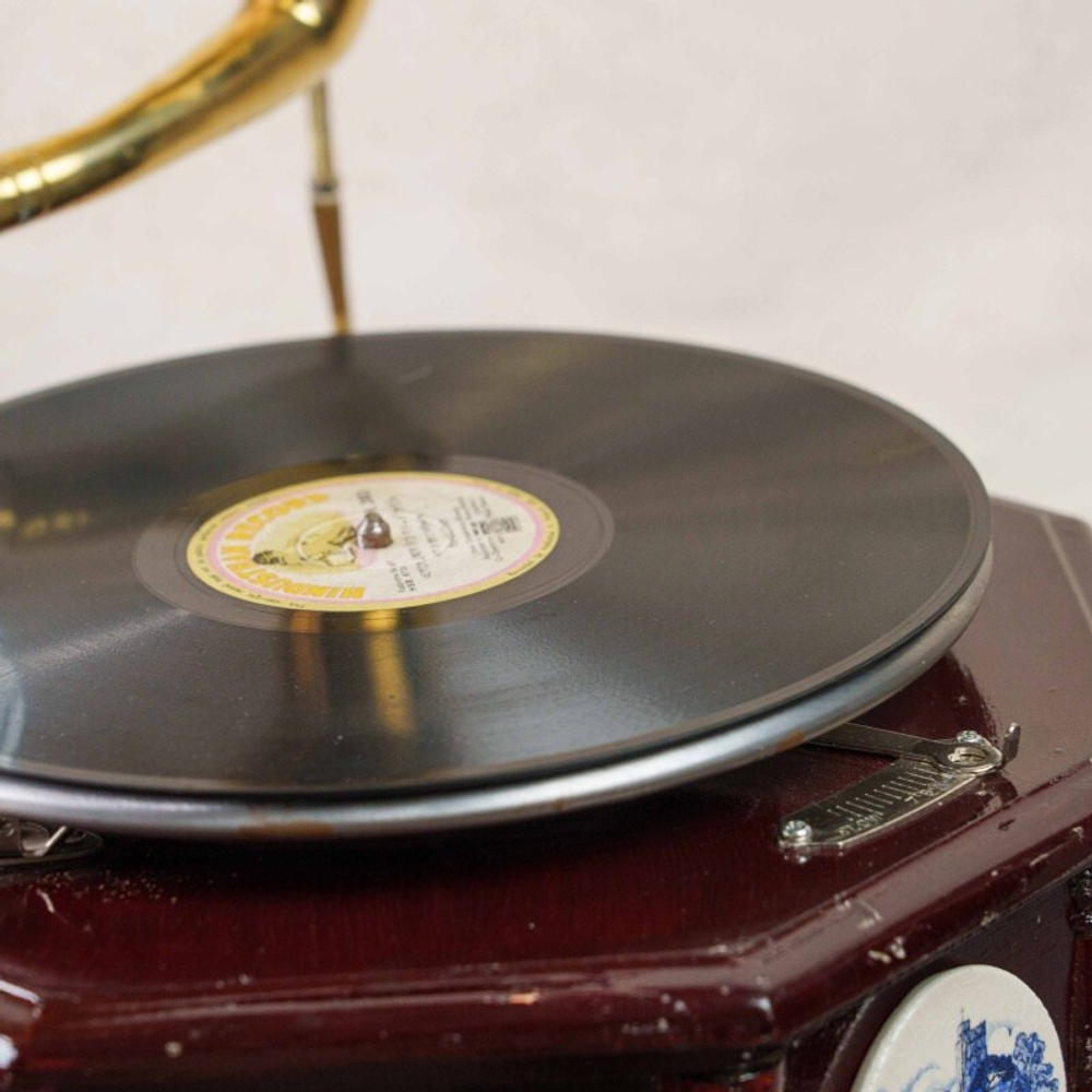 Граммофон с голландской керамикой