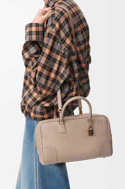Loewe Сумка Amazona 28 из мягкой зернистой телячьей кожи, песочный