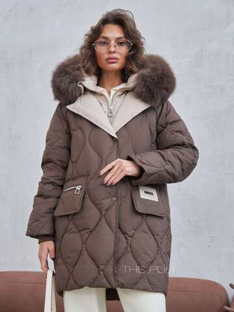 Коричневый стеганый пуховик с капюшоном и мехом песца