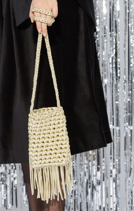 Новогодняя вязаная сумочка золотая с бахрамой