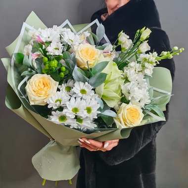 Авторский букет с амариллисом и ароматными пионовидными розами