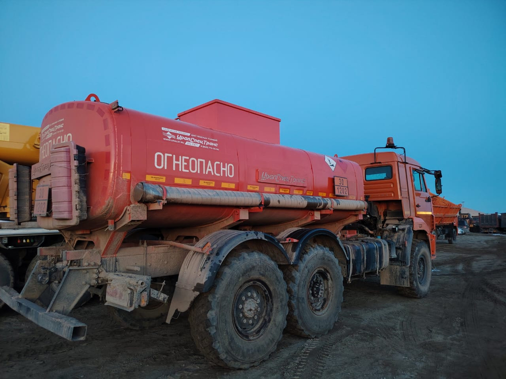 УралСпецТранс 5453* на шасси КамАЗ 43118 6x6 Автотопливозаправщик 5453Z1-100 (Дизельный, 11,8 л, 301