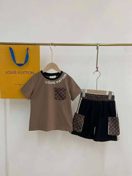 Шорты и футболка для мальчика Louis Vuitton