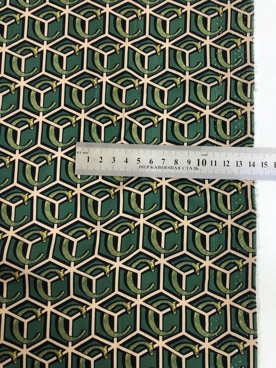 штапель-шелк принт буква G/соты беж на зеленом