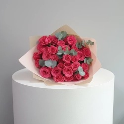 Букет из 13 премиальных кустовых роз, с добавлением пудрового эвкалипта.