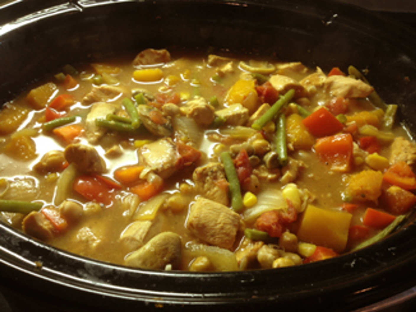 Великолепное рагу из курицы и овощей, приготовленное на сковороде вок