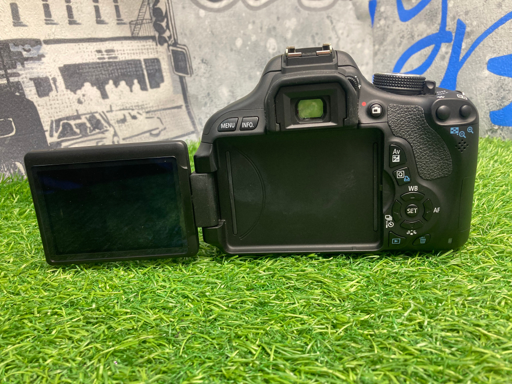 Canon EOS 600D kit 18-55mm ll (8.100 кадров)