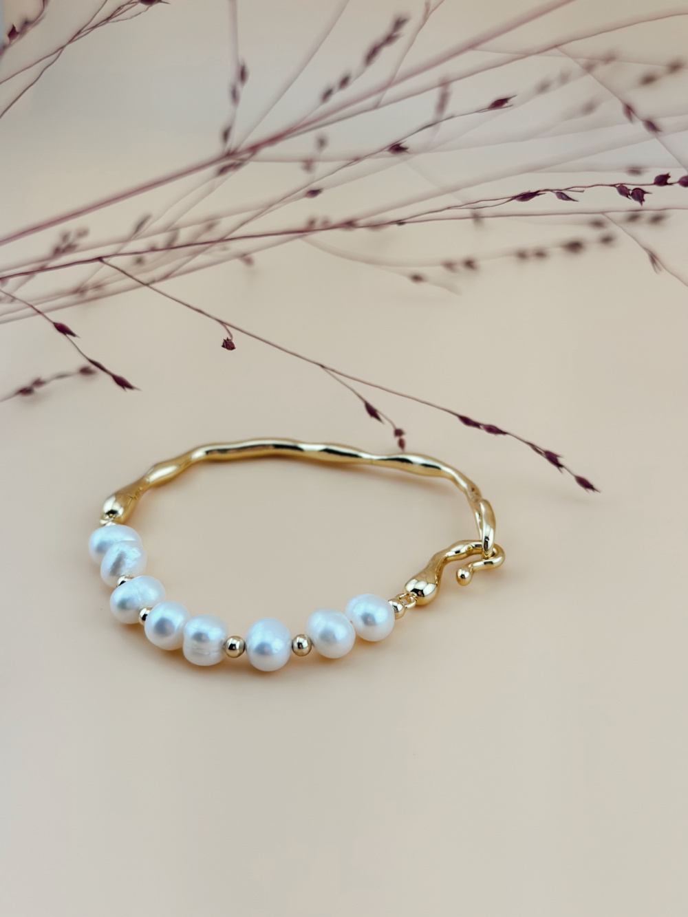 Жемчужный браслет с золотой дугой