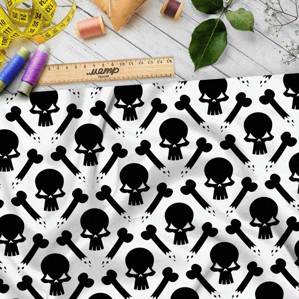 Ткань шифон чёрные черепа и кости на бежевом фоне