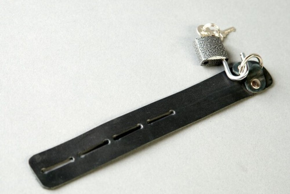 Сбруя на фаллос черная с замочком (Цвет: черный)