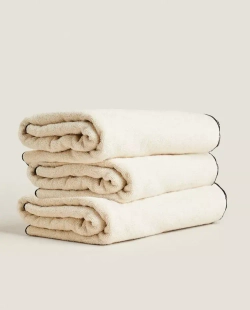 ZARA HOME БАННОЕ ПОЛОТЕНЦЕ ИЗ ХЛОПКА С ОТДЕЛКОЙ ОВЕРЛОКОМ, ПЕСОЧНЫЙ/ЧЕРНЫЙ