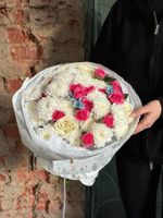 Букет из кустовой пионовидной розы, одноголовых роз, оксипеталума и хризантемы