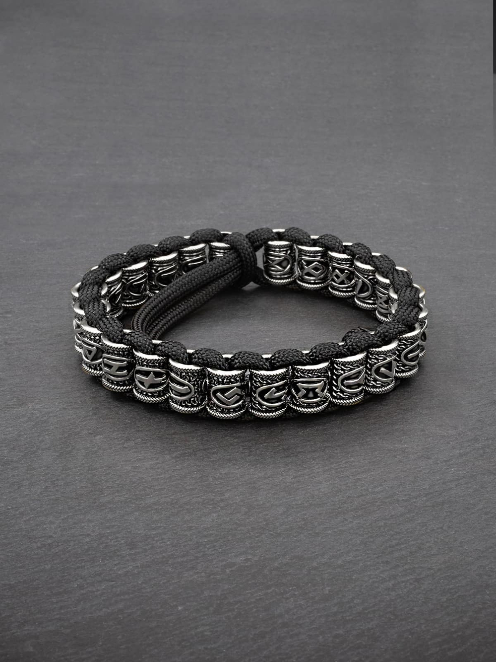 Фото скандинавского браслета из серебра рунический футарк.