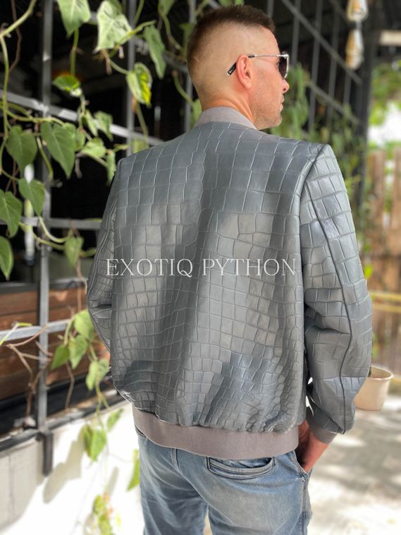 Мужская куртка из кожи крокодила серого цвета бомбер JT-113