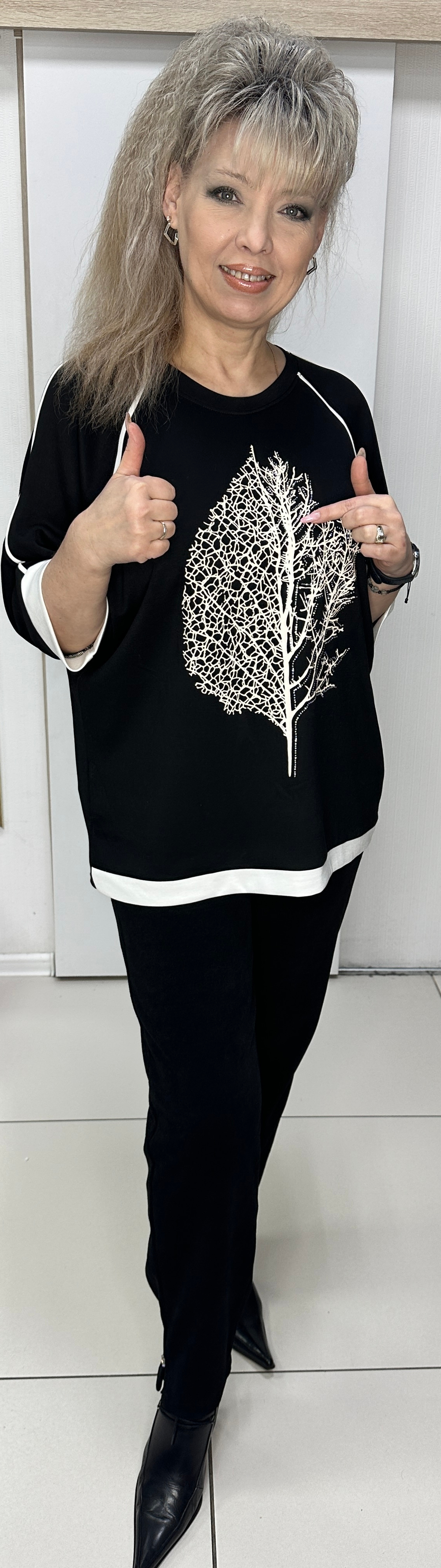 Черный блузон со стразовым принтом и белой окантовкой