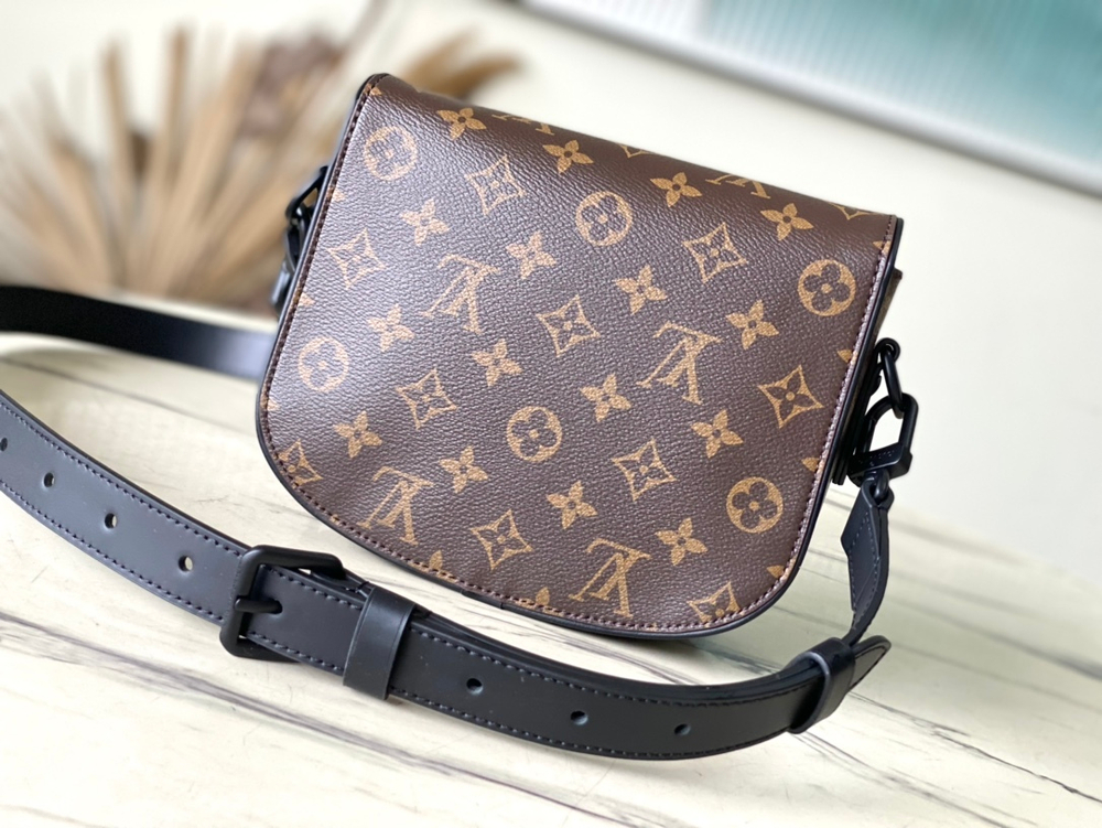 Louis Vuitton Montsouris Messenger PM
