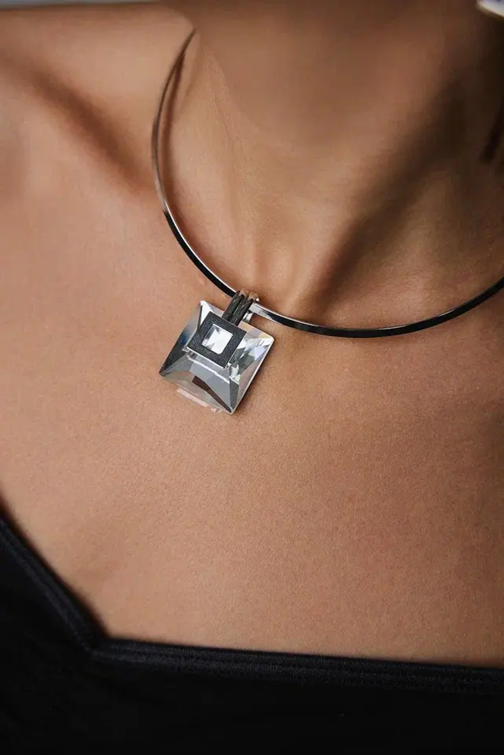 Колье квадратный прозрачный кристалл на гривне, оттенок серебро