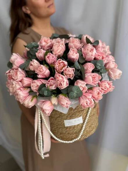 Пионовидные нежно-розовые тюльпаны премиум сорта и эвкалипт в элегантной корзине от Флора Маркет