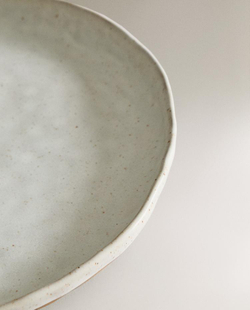 ZARA HOME МАЛЕНЬКОЕ КРУГЛОЕ СЕРВИРОВОЧНОЕ БЛЮДО С РЕЛЬЕФНОЙ ПОВЕРХНОСТЬЮ, ЖЕЛТОВАТО-БЕЛЫЙ