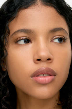 ZARA УВЛАЖНЯЮЩИЙ ТОНАЛЬНЫЙ КРЕМ SPF 50, ТЕМНО-БЕЖЕВЫЙ