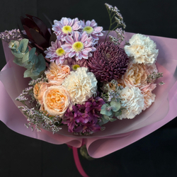 Букет из хризантемы, гвоздик и кустовых роз