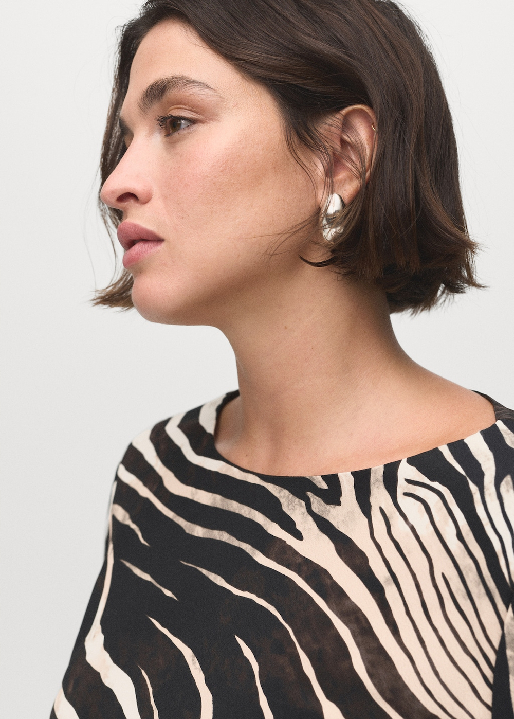 Платье с расклешенными рукавами и принтом «зебра»