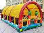 Коммерческий надувной батут "Веселый дом и звери в нём" с крышей 12*7*6 м