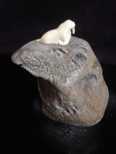 Морж, миниатюра из рога лося