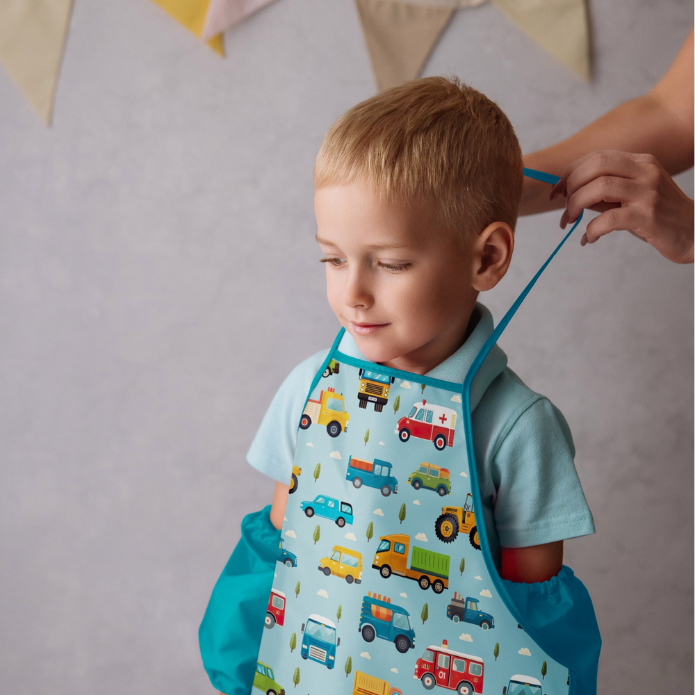 Фартук для творчества на завязках. Машинки принт