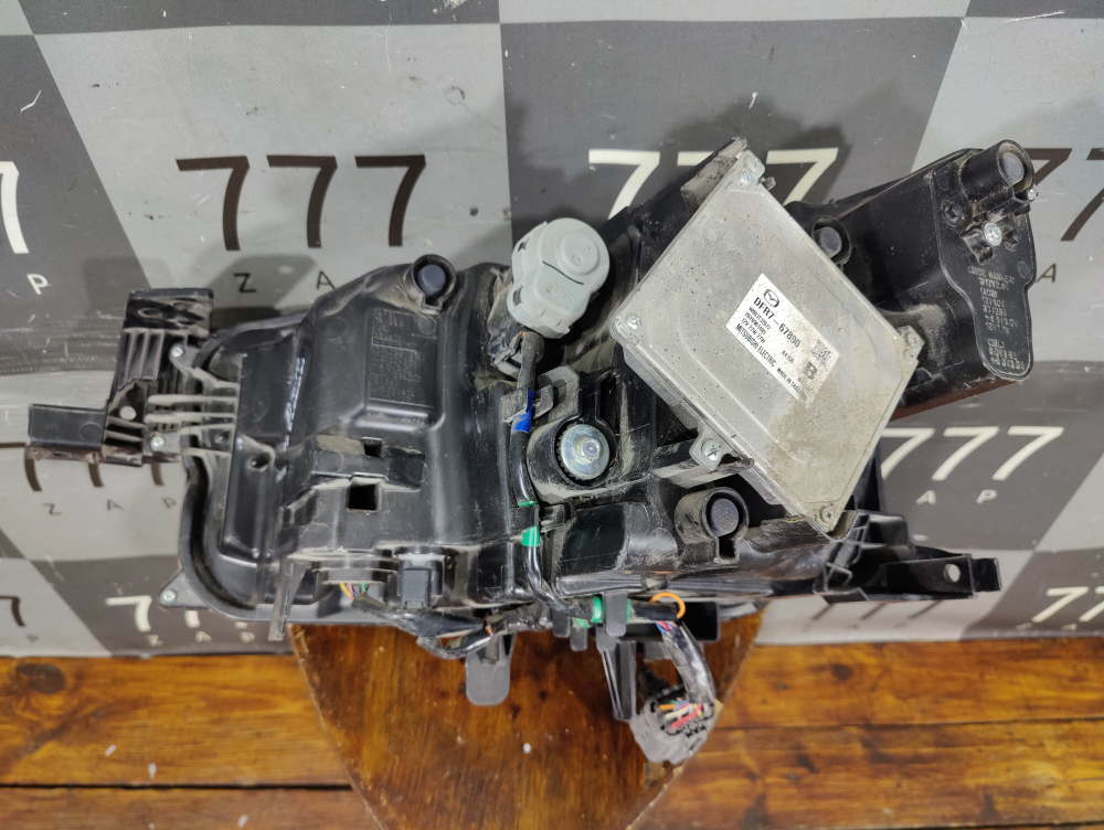 Фара правая LED Mazda CX-30 19-нв Б/У Оригинал DFR751030