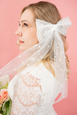 Бант с бусинами на заколке в белом цвете, 40 см