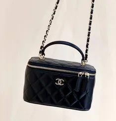 Косметичка Chanel с двойным C-логотипом