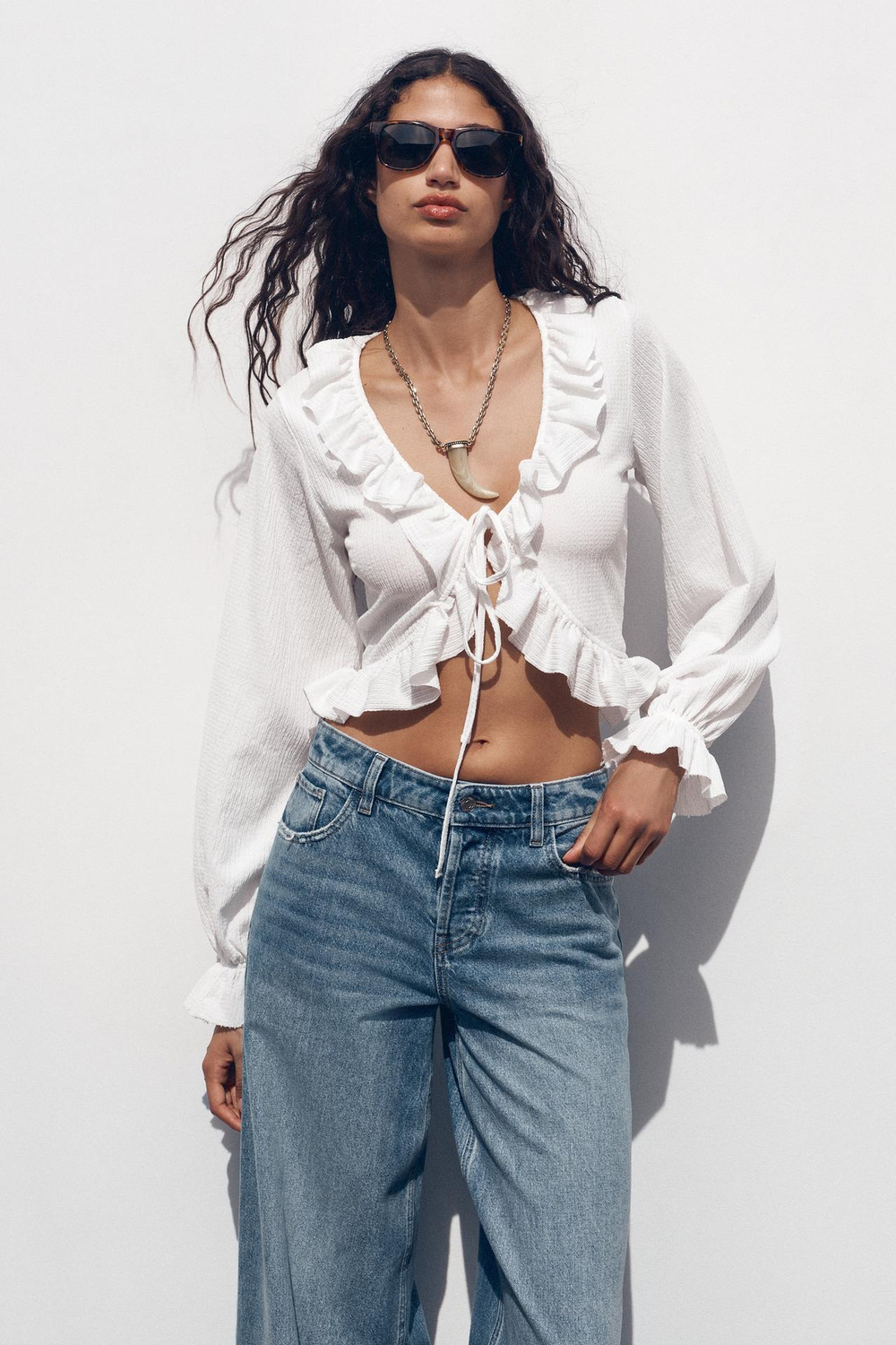 ZARA ТОП С ВОЛАНАМИ И V-ОБРАЗНЫМ ВЫРЕЗОМ, БЕЛЫЙ