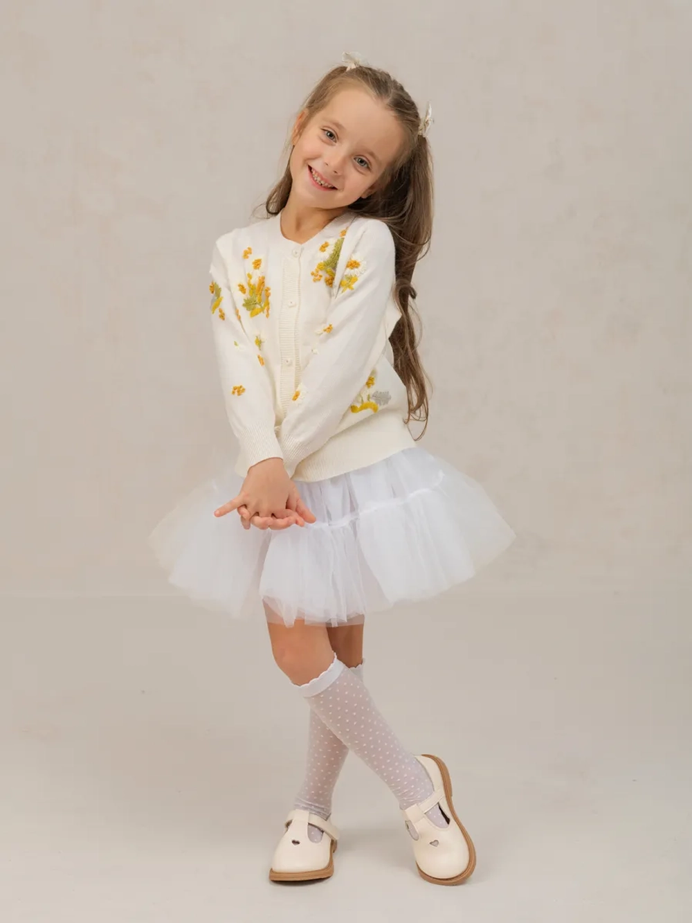 Кофта для девочки на пуговицах с вышивкой