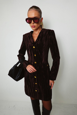 Платье из велюра с акцентными пуговицами