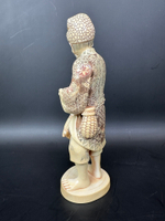 Скульптура из кости — Рыбак с уловом